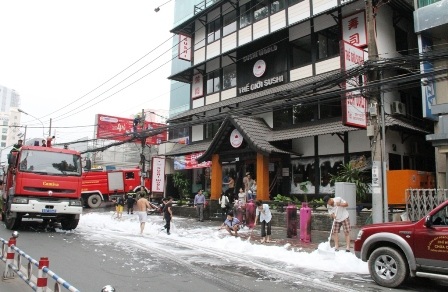 Rò rỉ gas, nhà hàng 5 tầng bốc hỏa - 1 Rò rỉ gas, nhà hàng 5 tầng bốc hỏa - 1