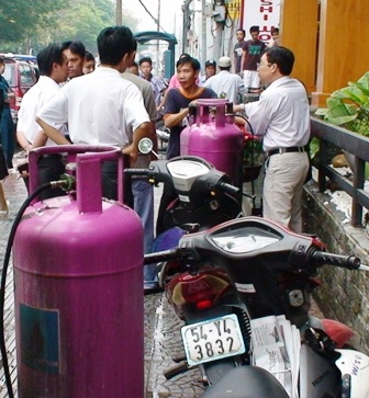 Rò rỉ gas, nhà hàng 5 tầng bốc hỏa - 2