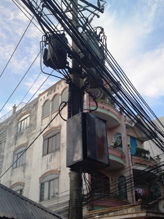 Hoảng loạn vì nổ trạm biến áp giữa chợ - 2