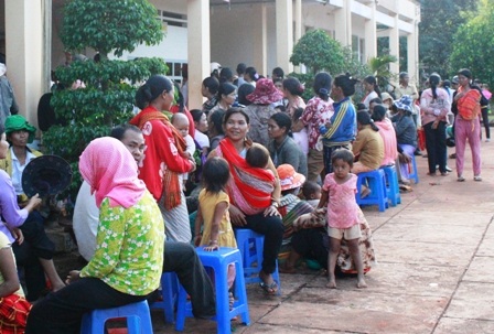 Hơn 500 người đồng bào và công nhân nghèo được khám chữa bệnh miễn phí - 3