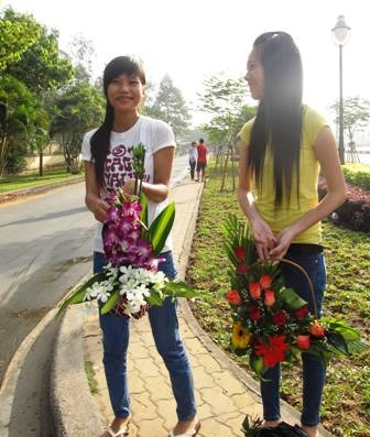 Lựa chọn bó hoa đẹp nhất tặng thầy cô nhân Ngày Nhà giáo Việt Nam. (Trung Kiên - Hoàng Thiên)