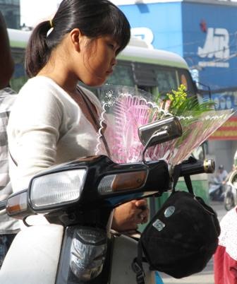 Lựa chọn bó hoa đẹp nhất tặng thầy cô nhân Ngày Nhà giáo Việt Nam. (Trung Kiên - Hoàng Thiên)