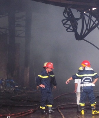 Gần 2.000m2 nhà xưởng cháy thành tro sau tiếng nổ lớn - 1