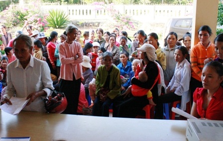 Hơn 500 người đồng bào và công nhân nghèo được khám chữa bệnh miễn phí - 4