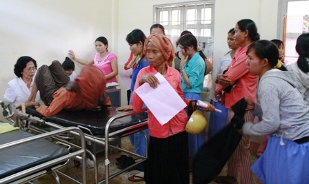 Hơn 500 người đồng bào và công nhân nghèo được khám chữa bệnh miễn phí - 1