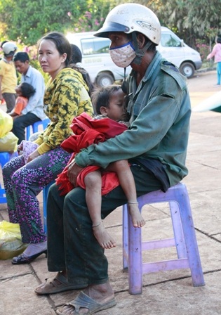 Hơn 500 người đồng bào và công nhân nghèo được khám chữa bệnh miễn phí - 5