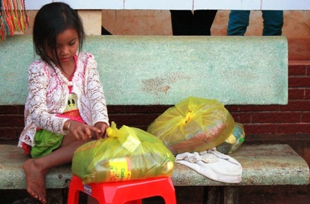 Hơn 500 người đồng bào và công nhân nghèo được khám chữa bệnh miễn phí - 6