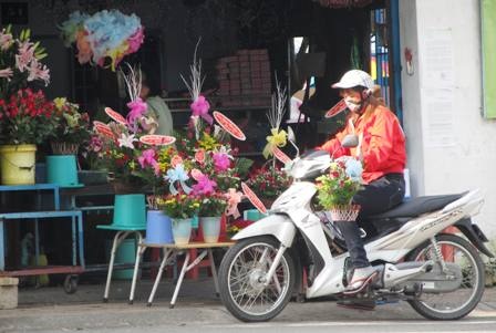 Nhiều học trò đã ra trường vẫn gắng về quê thăm, tri ân thầy cô giáo cũ. (Ảnh: Khánh Hiền)