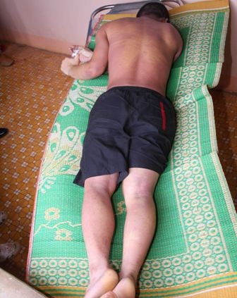 Một phạm nhân chết trong tư thế treo cổ giữa phòng giam - 1