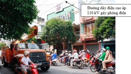 Nhân viên trang trí Noel tử vong do bị phóng điện - 2 Nhân viên trang trí Noel tử vong do bị phóng điện - 2