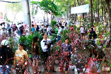 Khoảnh khắc cuối của chợ hoa Nhâm Thìn 2012 - 1