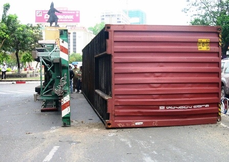 Hoảng loạn vì container tuột chốt, lật ngang đường - 1