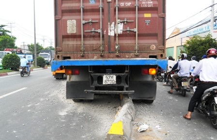 Xe tải cán 30m dải phân cách, tài xế bất tỉnh - 1