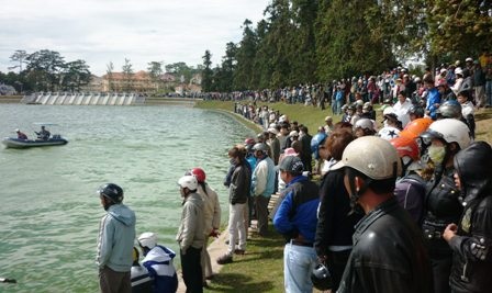 Nhậu say tắm hồ Xuân Hương, một du khách chết đuối - 1