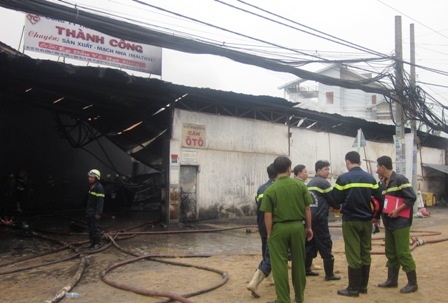 Gần 2.000m2 nhà xưởng cháy thành tro sau tiếng nổ lớn - 2