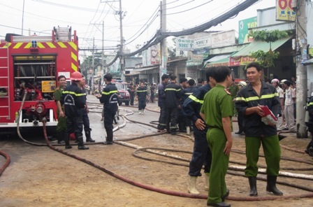 Gần 2.000m2 nhà xưởng cháy thành tro sau tiếng nổ lớn - 3