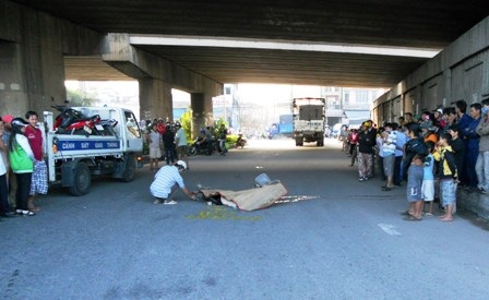 Nữ công nhân chết thảm dưới gầm xe tải - 1