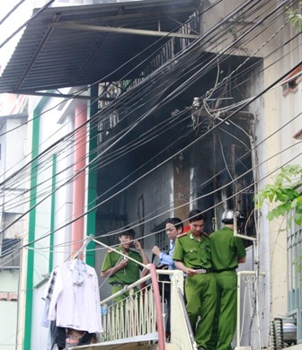 Kinh hoàng người đàn ông đổ xăng tự thiêu trong phòng nữ sinh - 4