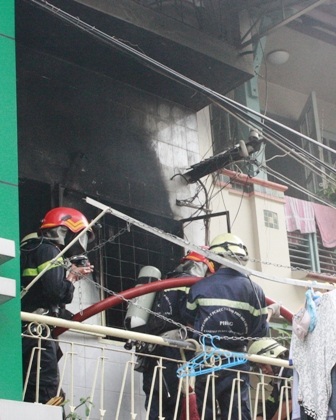 Kinh hoàng người đàn ông đổ xăng tự thiêu trong phòng nữ sinh - 3