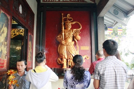 Nô nức lễ chùa đầu năm - 10