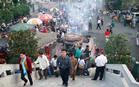 Nô nức lễ chùa đầu năm - 1