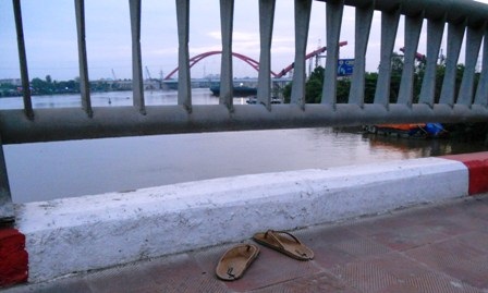 Bàng hoàng trước cảnh một phụ nữ nhảy cầu tự tử - 2