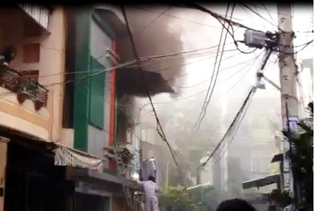 Kinh hoàng người đàn ông đổ xăng tự thiêu trong phòng nữ sinh - 1