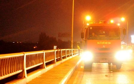 Bàng hoàng trước cảnh một phụ nữ nhảy cầu tự tử - 1