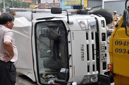 Xe tải do CSGT điều khiển lật ngang đường - 1 Xe tải do CSGT điều khiển lật ngang đường - 1