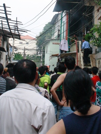 Kinh hoàng người đàn ông đổ xăng tự thiêu trong phòng nữ sinh - 5