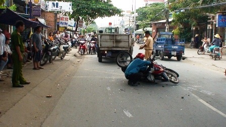 Xe máy tông nhau liên hoàn, 3 người nguy kịch - 1