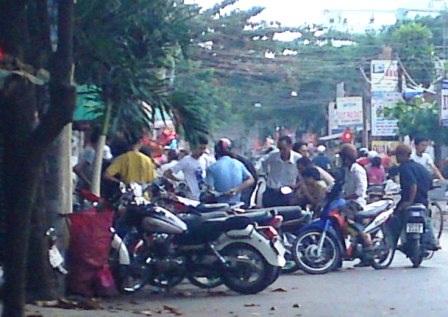 Nở rộ sòng bạc “vui xuân” trên phố  - 1