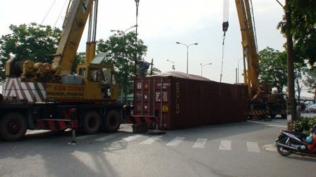 Hoảng loạn vì container tuột chốt, lật ngang đường - 2
