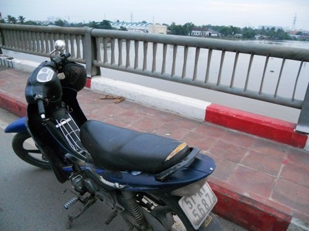 Bàng hoàng trước cảnh một phụ nữ nhảy cầu tự tử - 3