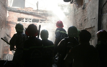 Cháy lớn gây sập nhà, 4 người thoát nạn