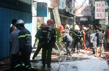 Cháy lớn gây sập nhà, 4 người thoát nạn