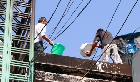 Cháy lớn gây sập nhà, 4 người thoát nạn - 4 Cháy lớn gây sập nhà, 4 người thoát nạn