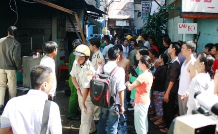 Cháy lớn gây sập nhà, 4 người thoát nạn - 1 Cháy lớn gây sập nhà, 4 người thoát nạn