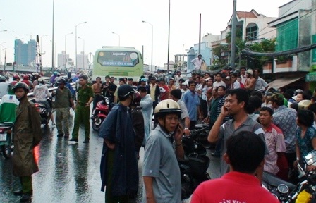 Xe buýt cán chết người dưới chân cầu Nhị Thiên Đường