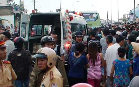 Xe buýt cán chết người dưới chân cầu Nhị Thiên Đường