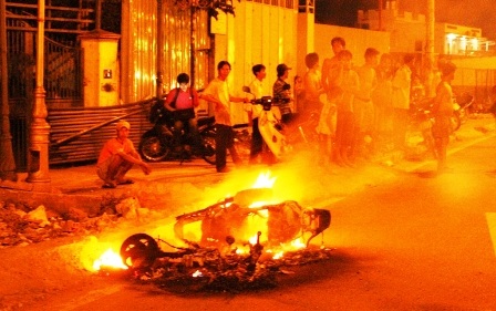 Xe Attila bốc cháy trơ khung trên đường - 1 Xe Attila bốc cháy trơ khung trên đường