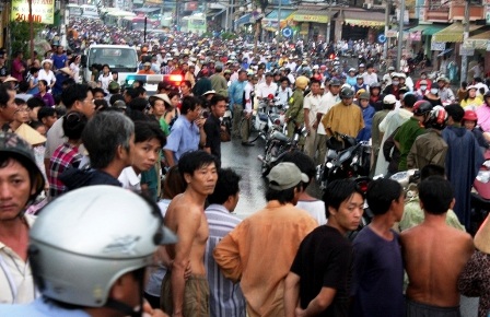 Xe buýt cán chết người dưới chân cầu Nhị Thiên Đường