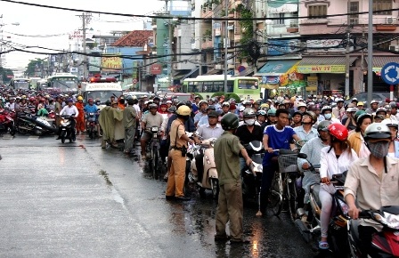 Xe buýt cán chết người dưới chân cầu Nhị Thiên Đường