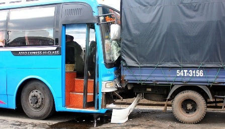 5 ô tô tông nhau liên hoàn trên quốc lộ 1A