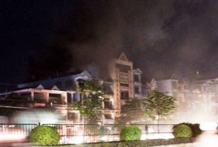 Cháy nhà nghỉ 4 tầng, cả dãy khách sạn náo loạn