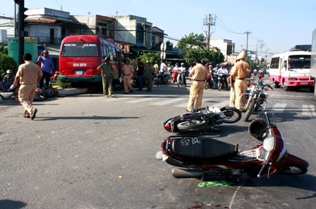 Xe khách mất thắng tông nhiều xe máy đang dừng đèn đỏ - 1