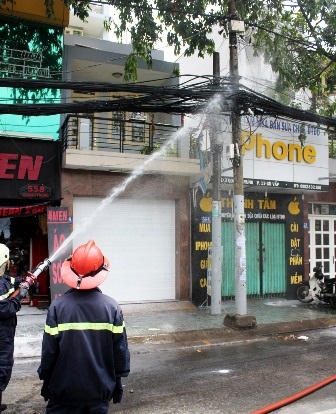 Hai ngày, 2 cột điện bốc cháy