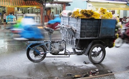 Xe ba gác gắn bình xăng tự chế bốc cháy trên đường