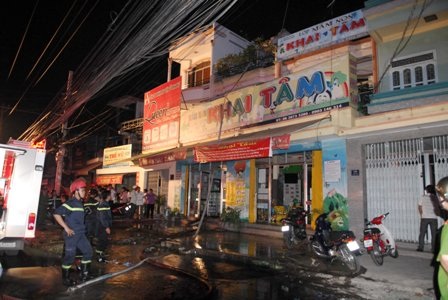 Trường mầm non bốc cháy trong đêm - 1 Trường mầm non bốc cháy trong đêm