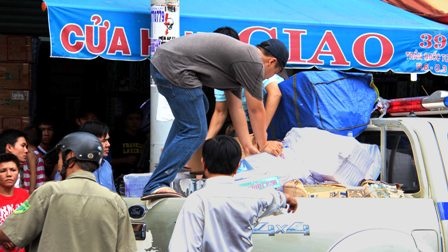 Gần 1.000 cây thuốc lá lậu giấu trong hầm bị thu giữ - 1 Gần 1.000 cây thuốc lá lậu giấu trong hầm bị thu giữ